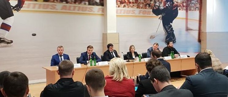В краснодарском «Ледовом дворце» состоялось отчетное заседание комитета  по физической культуре, спорту, делам молодежи и взаимодействию с общественными объединениями.